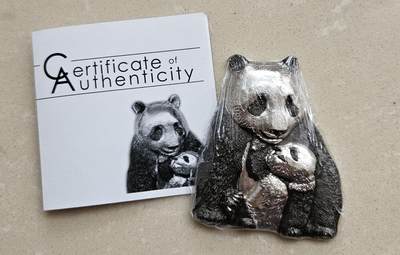 【币将精彩】世界钱币拍卖（2026-3-25） - 库克2017年幸运大熊猫88克仿真大银币，发行888枚，带证书包装塑封有氧化。