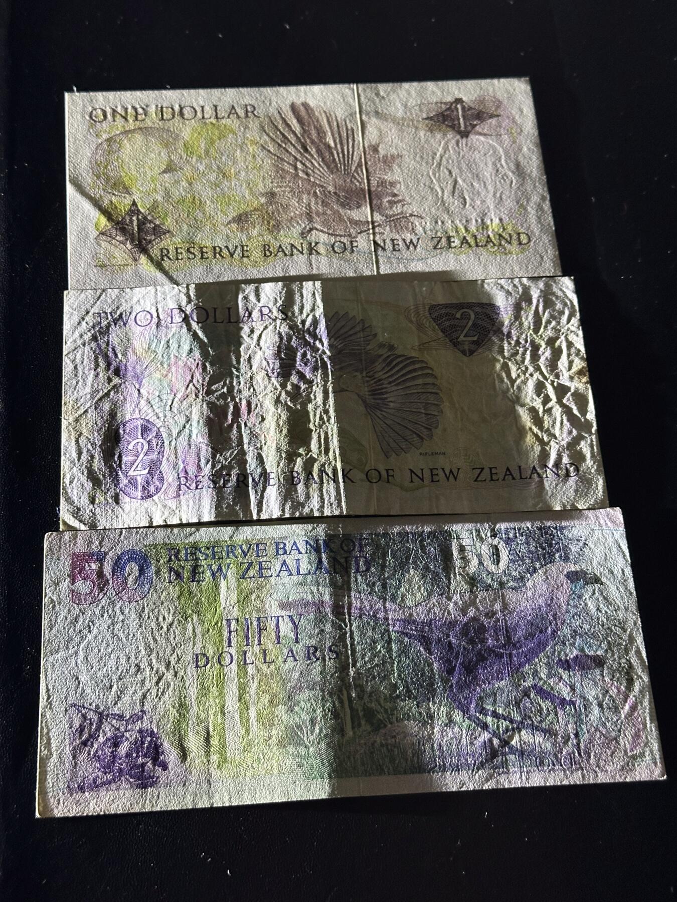 《外钞收藏家》第六百一十五期（畅拍场）（长期征集拍品、欢迎藏友们联系合作） 新西兰1、2、50元 3张一起 非全新 品相如图