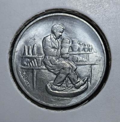 外国优质老铜币银币苏联纪念章，每周六晚九点倒数截拍，满百包邮可寄存，持续收拍 - 圣马力诺1978年10 里拉纪念币，属于光荣劳动者系列，正面为象征国家的三座塔楼，背面刻画陶工工作场景，展现传统手工艺，里拉后被欧元取代，此币兼具流通与收藏价值。