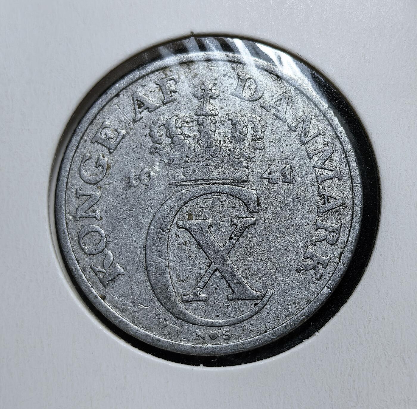 外国优质老铜币银币苏联纪念章，每周六晚九点倒数截拍，满百包邮可寄存，持续收拍 德占丹麦1941年5 欧尔，发行于纳粹德国占领丹麦期间，正面为国王克里斯蒂安十世冠饰花押，背面是面值与枝叶纹饰，是二战北欧被占领时期货币紧缩与物资匮乏的实物见证。