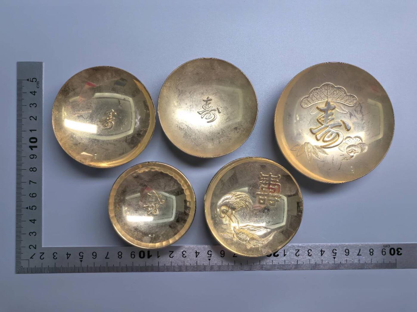 小驴勋章奖章收藏3月7日周六晚六点拍卖（珍爱和平，收藏战争，铭记历史，勿忘国耻，忠党爱国。有偿代拍，送拍规则在简介最后，参拍须阅读规则后再参拍，关系到运费包装发货时效真假辨别等关键信息，拍卖时不再发原图，看大图店主微信码在拍卖店铺介绍里） 24K镀金寿字金属酒杯一组