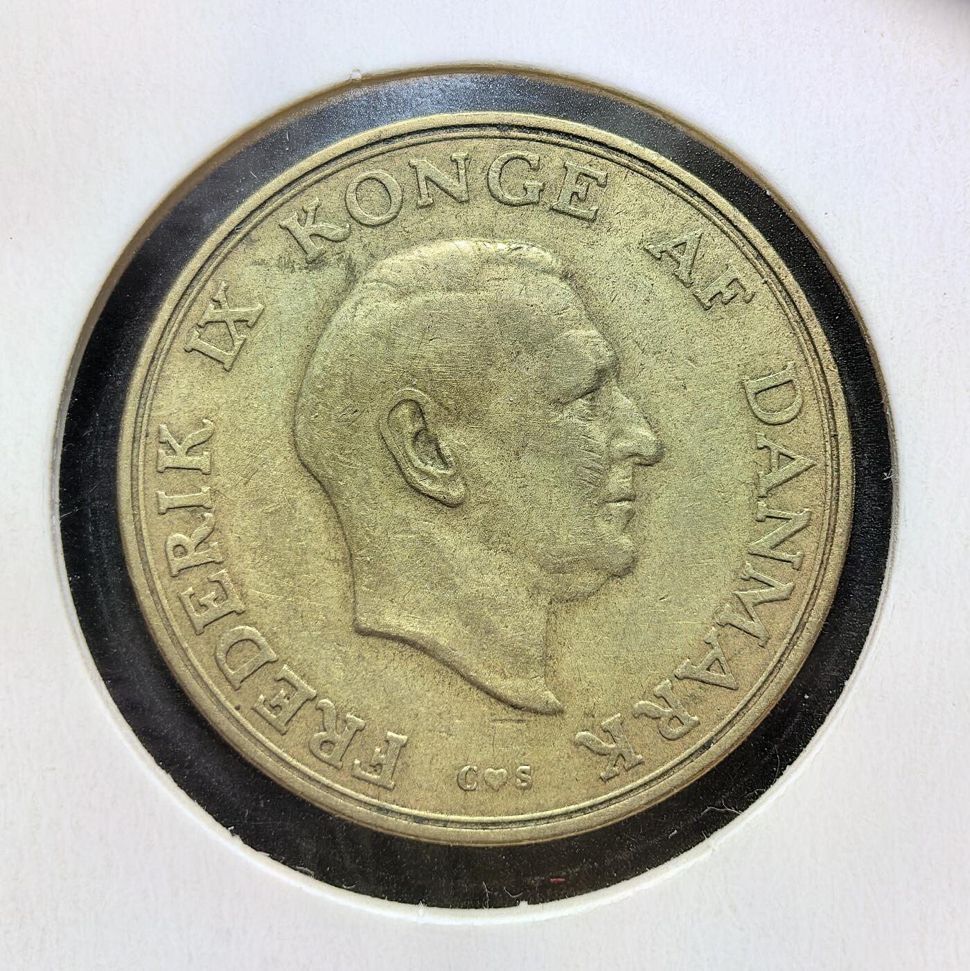 外国优质老铜币银币苏联纪念章，每周六晚九点倒数截拍，满百包邮可寄存，持续收拍 丹麦1957年1克朗，属弗雷德里克九世时期（1947-1972），材质为铝青铜，正面铸国王头像，背面是丹麦国徽与王冠，由哥本哈根皇家造币厂铸造，1960 年后逐步退出流通。