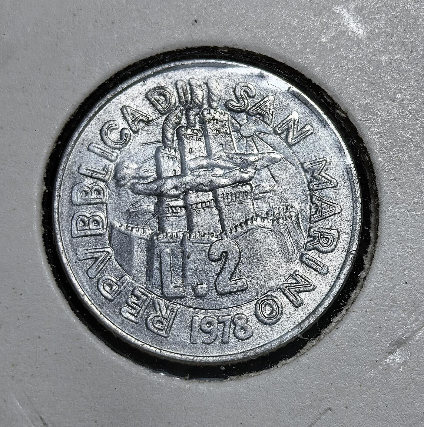 外国优质老铜币银币苏联纪念章，每周六晚九点倒数截拍，满百包邮可寄存，持续收拍 圣马力诺1978年2里拉纪念币，属 光荣劳动者系列，正面为木匠图案，背面是共和国三塔徽章；属战后恢复铸造流通币，与里拉等值，2002 年随欧元停用。