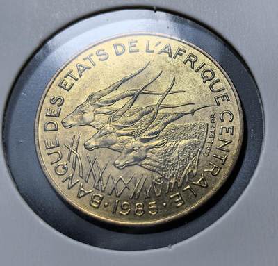 外国优质老铜币银币苏联纪念章，每周六晚九点倒数截拍，满百包邮可寄存，持续收拍 - 中非国家银行1985年10法郎，流通于中部非洲 6 国。正面三只巨羚是区域象征，背面可可、咖啡、棉花等作物，体现当地经济支柱，是法非殖民货币体系延续的产物。