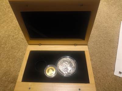 “2005年熊猫金银币套装 1/20盎司金+1盎司银 原装木盒 全品保真” - “2005年熊猫金银币套装 1/20盎司金+1盎司银 原装木盒 全品保真”