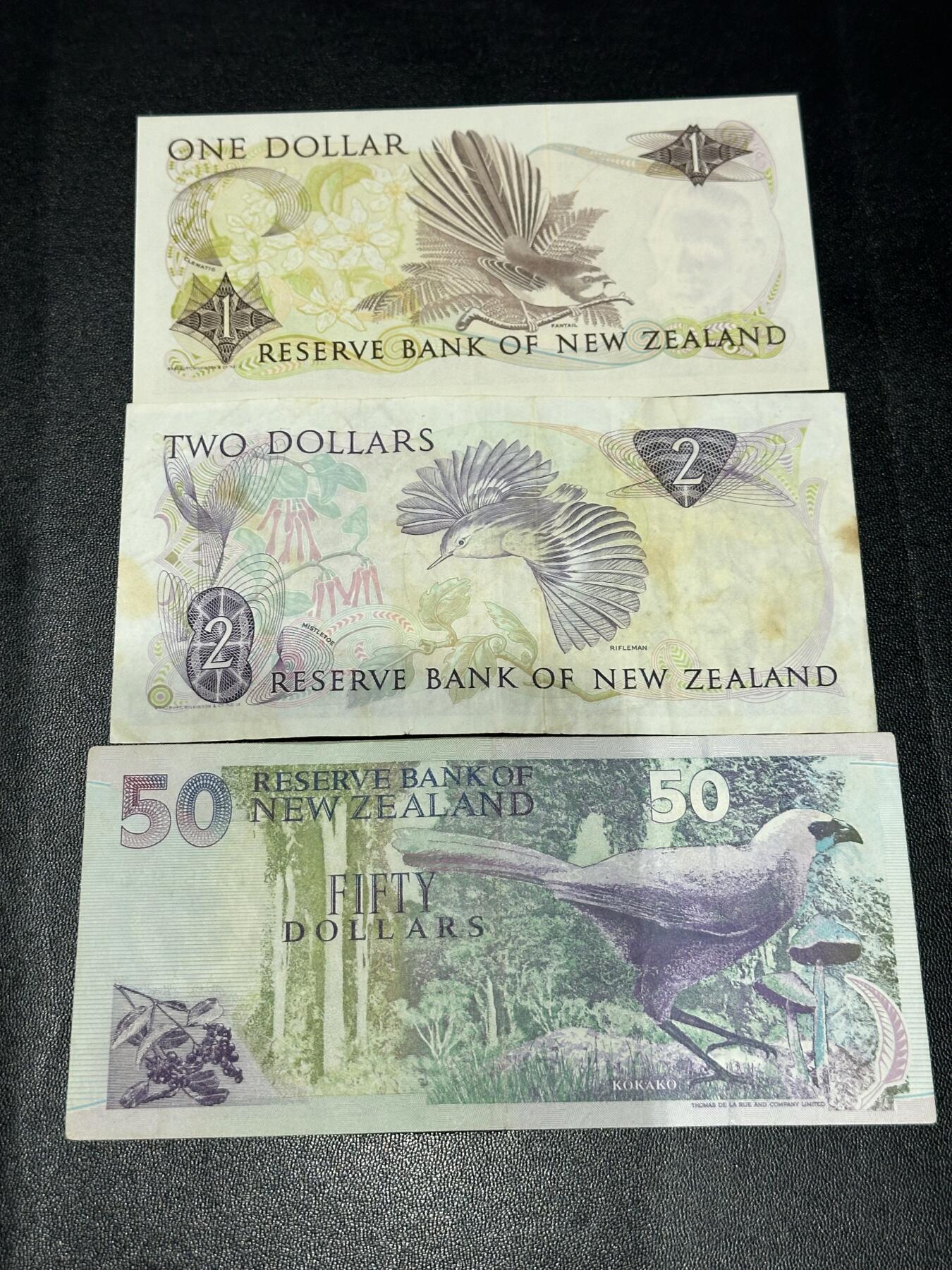 《外钞收藏家》第六百一十五期（畅拍场）（长期征集拍品、欢迎藏友们联系合作） 新西兰1、2、50元 3张一起 非全新 品相如图