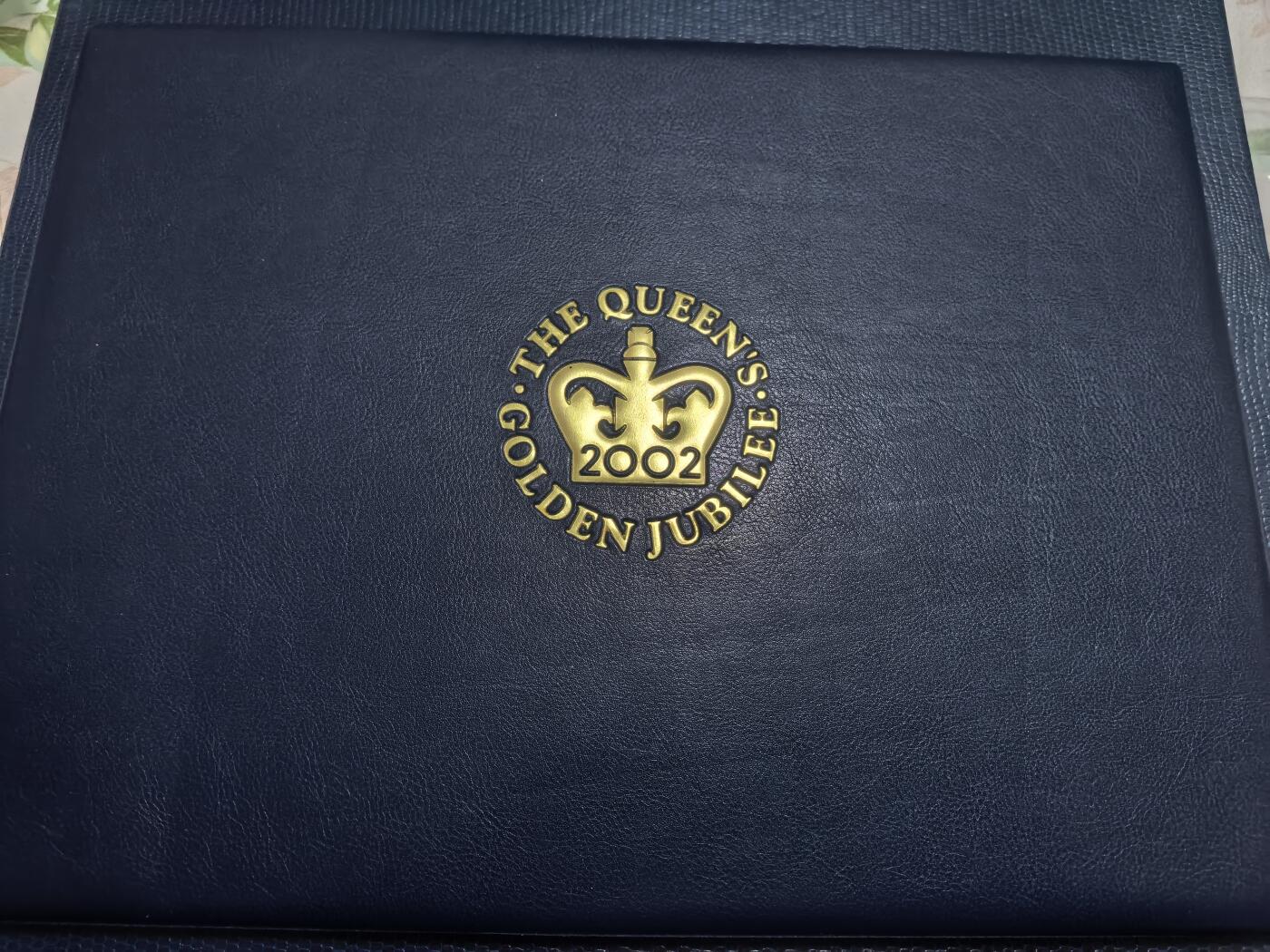 长老汇马年精选第七场拍卖 2002英国女王在位50周年5英镑精制银币邮币封，28.28克925银，皮包装，2000套