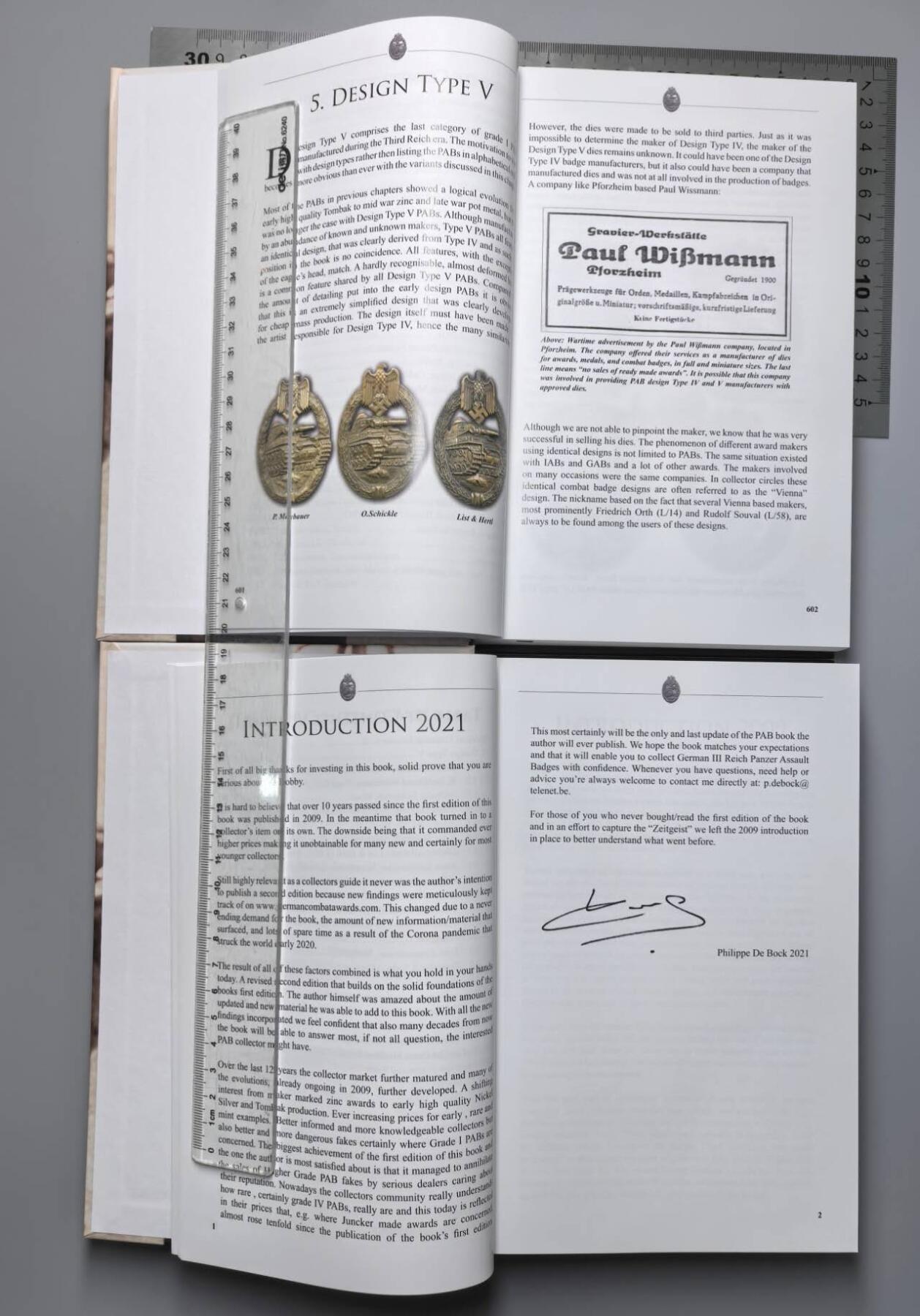 小驴勋章奖章收藏3月7日周六晚六点拍卖（珍爱和平，收藏战争，铭记历史，勿忘国耻，忠党爱国。有偿代拍，送拍规则在简介最后，参拍须阅读规则后再参拍，关系到运费包装发货时效真假辨别等关键信息，拍卖时不再发原图，看大图店主微信码在拍卖店铺介绍里） 《二战德国坦克突击奖章》上下册，世界最顶尖坦克突击奖章专家PHILIPPE先生作品，2021年修订本，新增PHILIPPE先生十几年的研究成果，增加了200页，书页数达到1100页，作者亲签扉页和名片，（3公斤重，完整运回国费用很高），非常专业的书看完记住就可以成为坦克突击奖章专家了