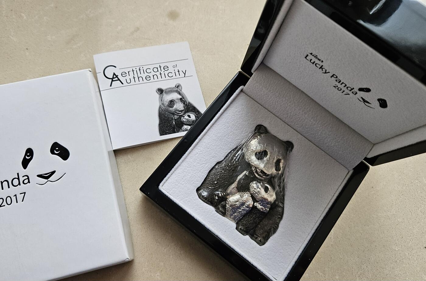 【币将精彩】世界钱币拍卖（2026-3-25） 库克2017年幸运大熊猫88克仿真大银币，发行888枚，带证书包装塑封有氧化。