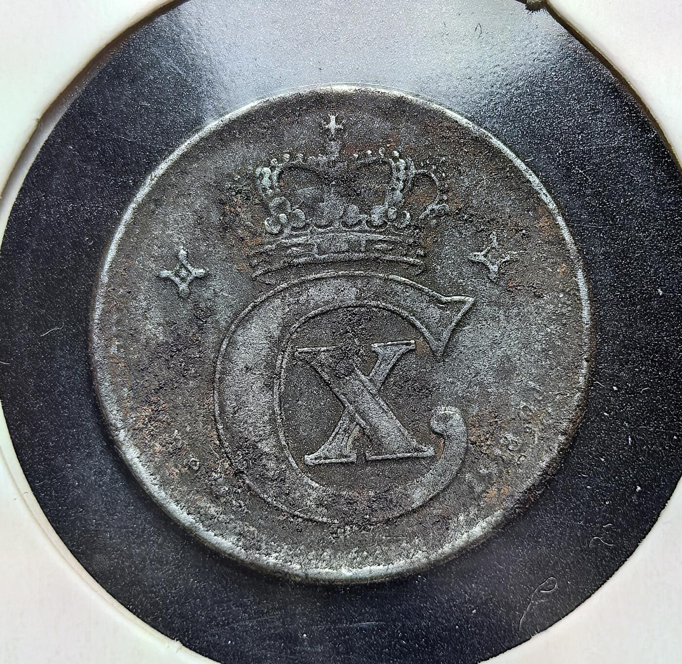 外国优质老铜币银币苏联纪念章，每周六晚九点倒数截拍，满百包邮可寄存，持续收拍 丹麦1918年1欧尔铁币，属克里斯蒂安十世时期。一战中丹麦中立但铜料匮乏，改铸铁币应急，此币是战时物资短缺、货币材质替代的实物见证，反映了丹麦一战时期的经济困境