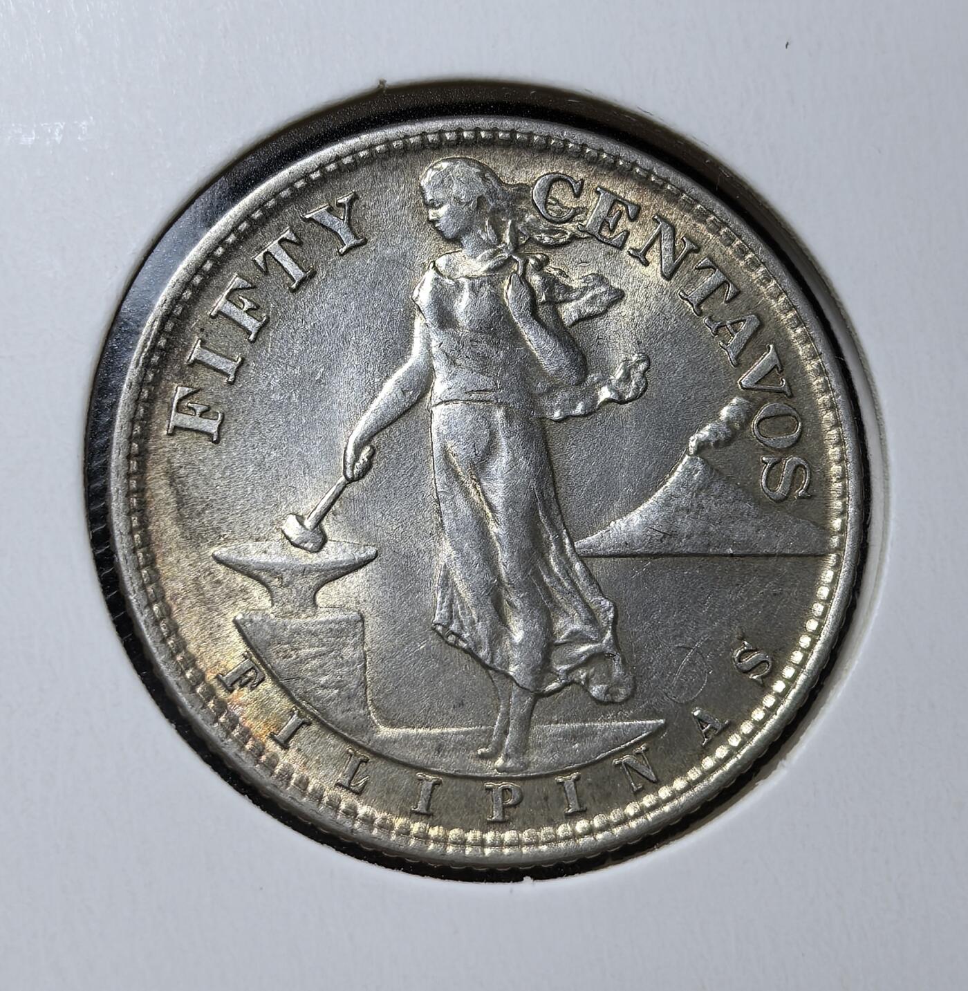 外国优质老铜币银币苏联纪念章，每周六晚九点倒数截拍，满百包邮可寄存，持续收拍 极美品带光美属菲律宾1945年50 分银币10克750银纯银价160元，二战期间马尼拉造币厂被毁，美国为解放后菲律宾恢复流通，正面为持锤自由女神与马荣火山，背面是美属菲律宾国徽，见证美治与战后重建。