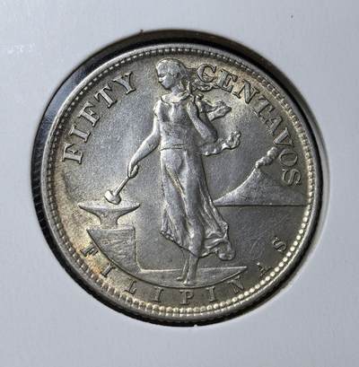 外国优质老铜币银币苏联纪念章，每周六晚九点倒数截拍，满百包邮可寄存，持续收拍 - 极美品带光美属菲律宾1945年50 分银币10克750银纯银价160元，二战期间马尼拉造币厂被毁，美国为解放后菲律宾恢复流通，正面为持锤自由女神与马荣火山，背面是美属菲律宾国徽，见证美治与战后重建。