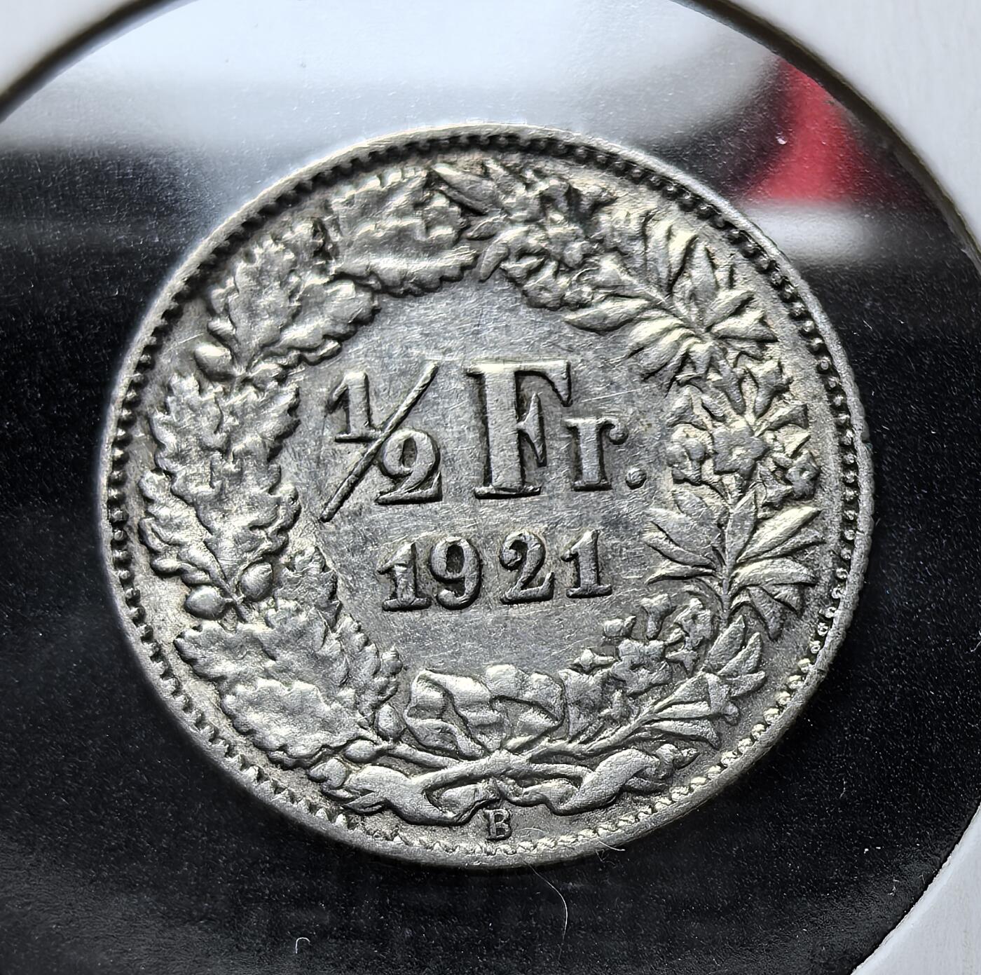外国优质老铜币银币苏联纪念章，每周六晚九点倒数截拍，满百包邮可寄存，持续收拍 瑞士1921年1/2 法郎银币，属联邦流通币系列。正面为手持长矛与十字盾的海尔维蒂亚女神，象征国家；背面花环环绕面值与年份，体现瑞士长期稳定的货币体系与中立国风貌，沿用拉丁货币联盟成色标准。