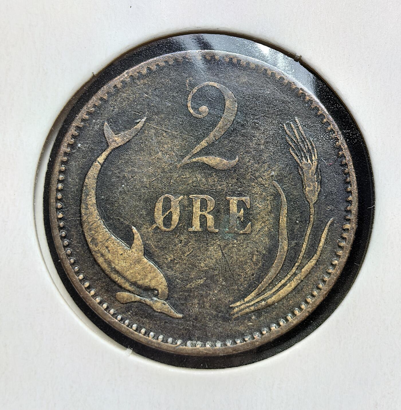 外国优质老铜币银币苏联纪念章，每周六晚九点倒数截拍，满百包邮可寄存，持续收拍 丹麦克里斯蒂安九世1889年的2欧尔青铜币，1874-1906 年铸造，属丹麦克朗货币体系。正面为国王花押与皇冠，背面是海豚、麦穗及面值，见证丹麦货币改革与君主制时代的经济生活。