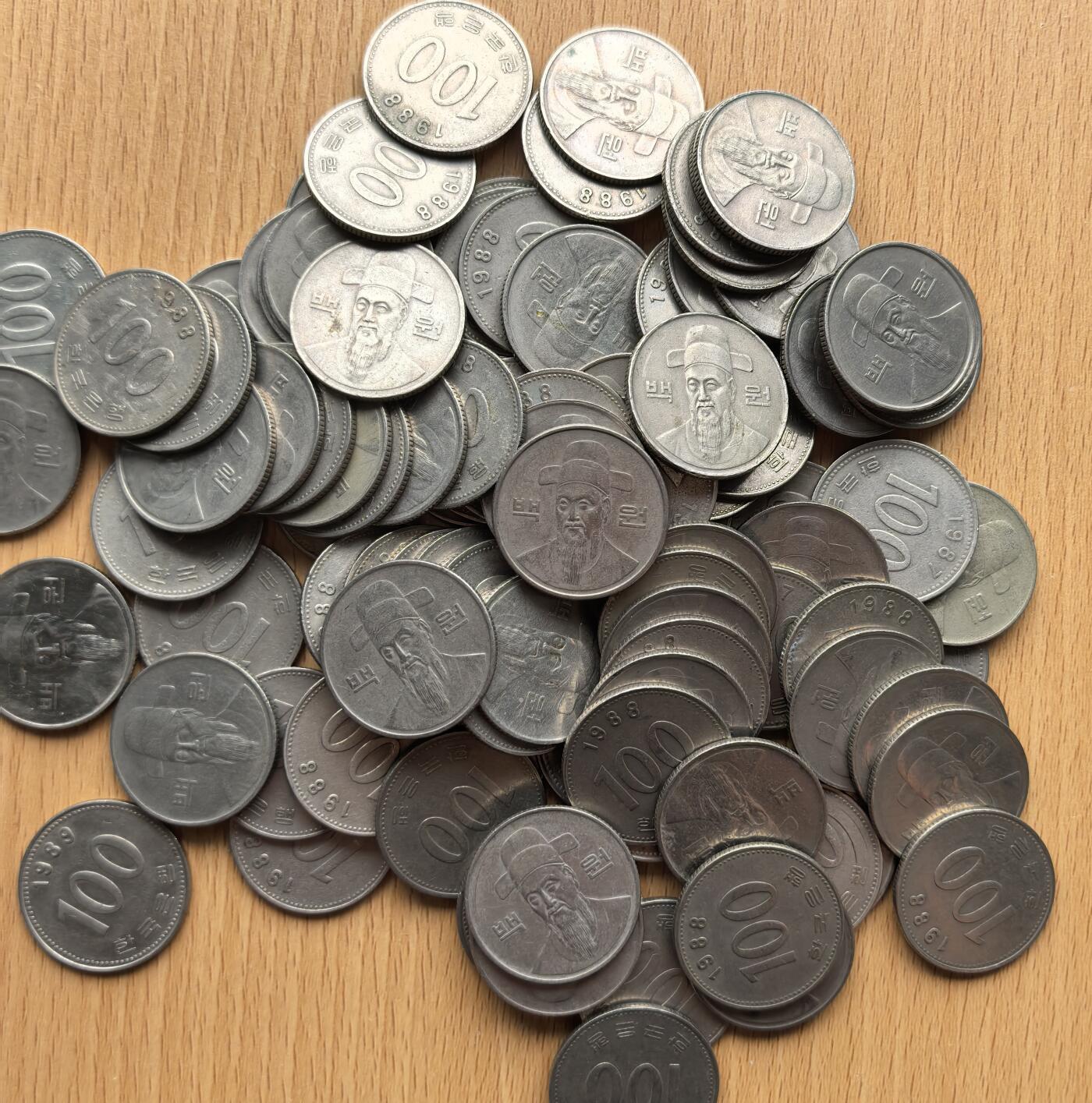 外国优质老铜币银币苏联纪念章，每周六晚九点倒数截拍，满百包邮可寄存，持续收拍 韩国李舜臣100 韩元100枚，以纪念其在壬辰倭乱中的功绩，同时也象征韩国经济发展与民族精神。