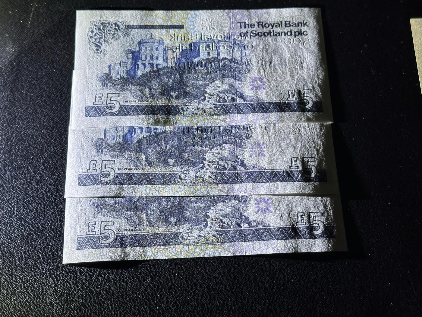 《外钞收藏家》第六百一十五期（畅拍场）（长期征集拍品、欢迎藏友们联系合作） 2005年苏格兰皇家银行5镑 纪念钞 3张一起 千位号 全新UNC