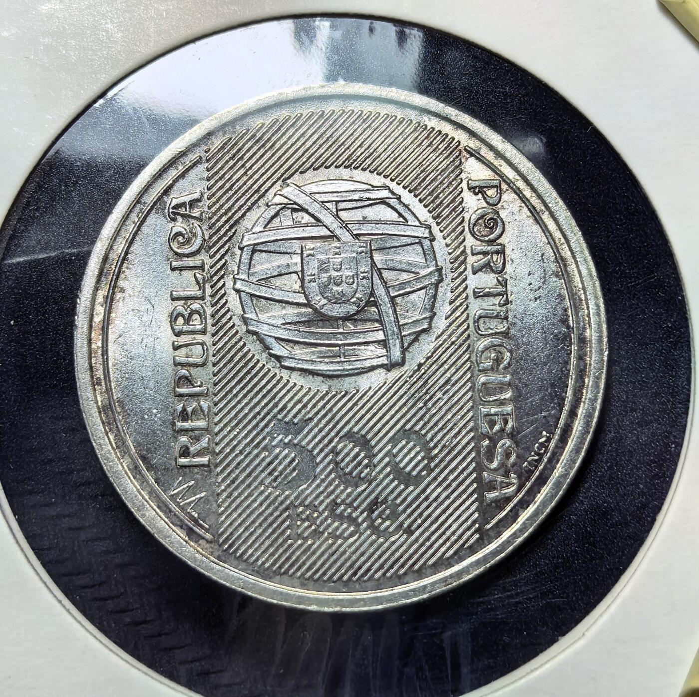 外国优质老铜币银币苏联纪念章，每周六晚九点倒数截拍，满百包邮可寄存，持续收拍 葡萄牙1996年500埃斯库多纪念币14克500银纯银价150元，以纪念葡萄牙银行成立 150 周年（1846-1996）。正面铸银行名与经典女神坐像，背面为葡萄牙共和国标识与航海地球纹，是其货币史重要见证。