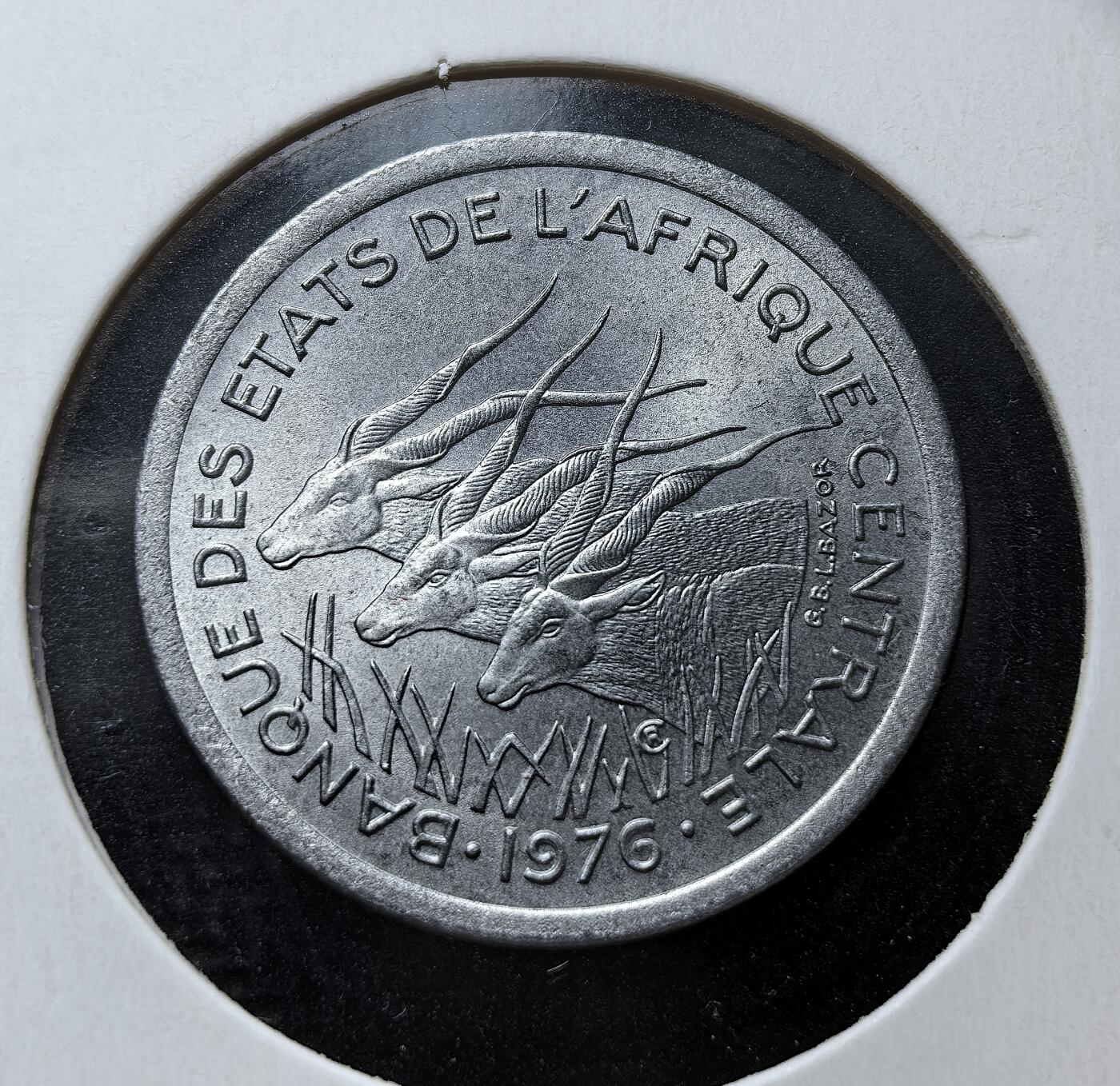 外国优质老铜币银币苏联纪念章，每周六晚九点倒数截拍，满百包邮可寄存，持续收拍 中非国家银行1976年1法郎，1973 年该行成立后取代原赤道非洲国家银行，发行中非法郎（CFA 法郎）。硬币正面为三只羚羊，背面以可可、咖啡等作物环绕面值，体现中非经济特色，流通于喀麦隆、加蓬等六国。