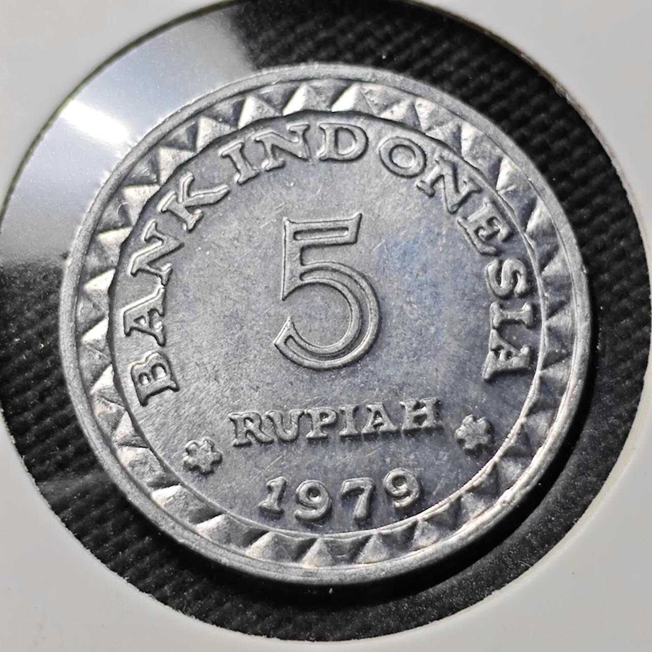 KK钱币收藏小铺   第401期 2月预留时间 周末发货  1979印度尼西亚5卢比纪念币 好品