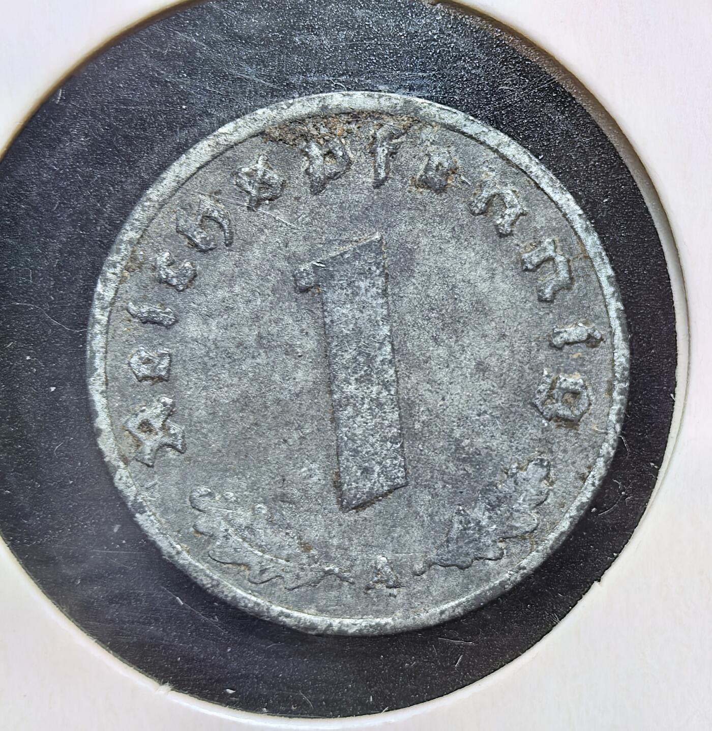 外国优质老铜币银币苏联纪念章，每周六晚九点倒数截拍，满百包邮可寄存，持续收拍 纳粹德国1943年1帝国芬尼，属二战战时应急货币。因铜、镍等金属被征用为军工，改用廉价锌铸造，币面饰有帝国鹰徽与万字符号，是第三帝国后期物资匮乏、货币贬值的历史见证。