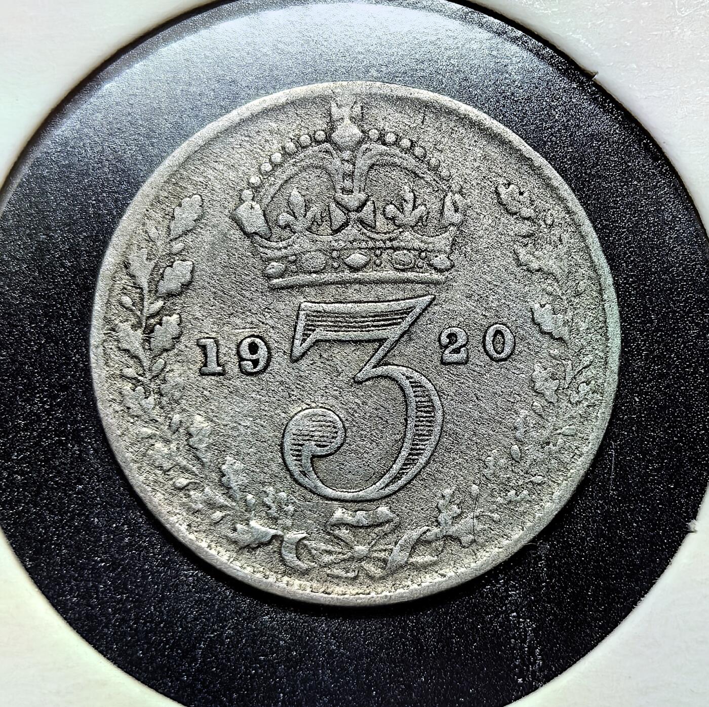 外国优质老铜币银币苏联纪念章，每周六晚九点倒数截拍，满百包邮可寄存，持续收拍 英国乔治五世1920年3便士银币1.4克500银纯银价15元，属一战后首批调整版别。因战后经济影响，其银含量由 92.5% 降至 50%，是英国货币史银价调整的关键实物佐证，流通与收藏价值兼具。