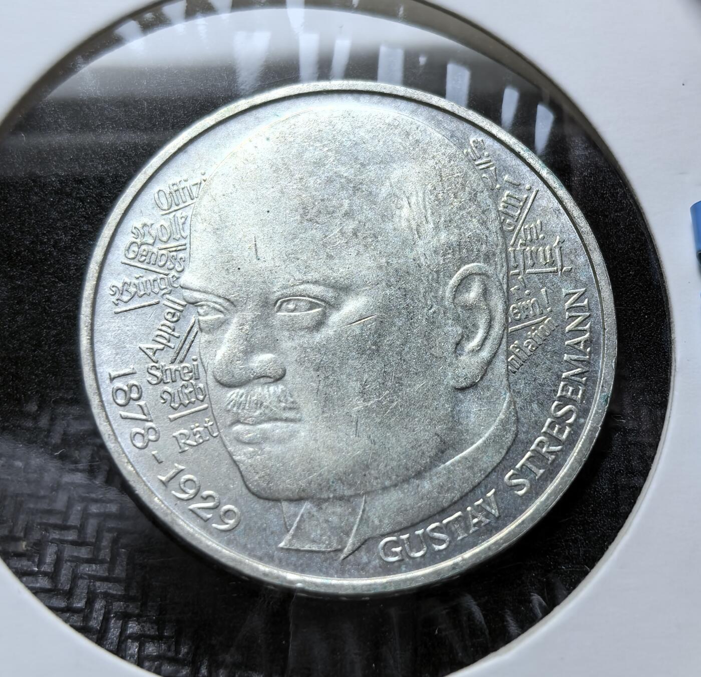 外国优质老铜币银币苏联纪念章，每周六晚九点倒数截拍，满百包邮可寄存，持续收拍 西德1978 年5 马克纪念银币11.2克625银纯银价150元，以纪念政治家斯特莱斯曼诞辰百年。他曾获诺贝尔和平奖，币缘刻 “以和平与谅解制胜”，是德国经典和平主题纪念币。