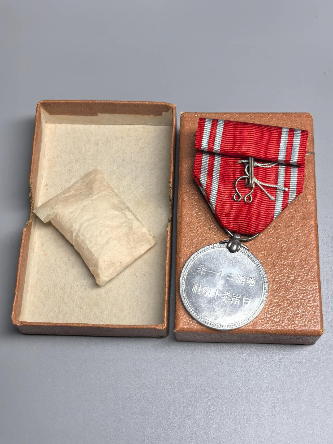 小驴勋章奖章收藏3月7日周六晚六点拍卖（珍爱和平，收藏战争，铭记历史，勿忘国耻，忠党爱国。有偿代拍，送拍规则在简介最后，参拍须阅读规则后再参拍，关系到运费包装发货时效真假辨别等关键信息，拍卖时不再发原图，看大图店主微信码在拍卖店铺介绍里） 赤十字徽章带盒，铝质