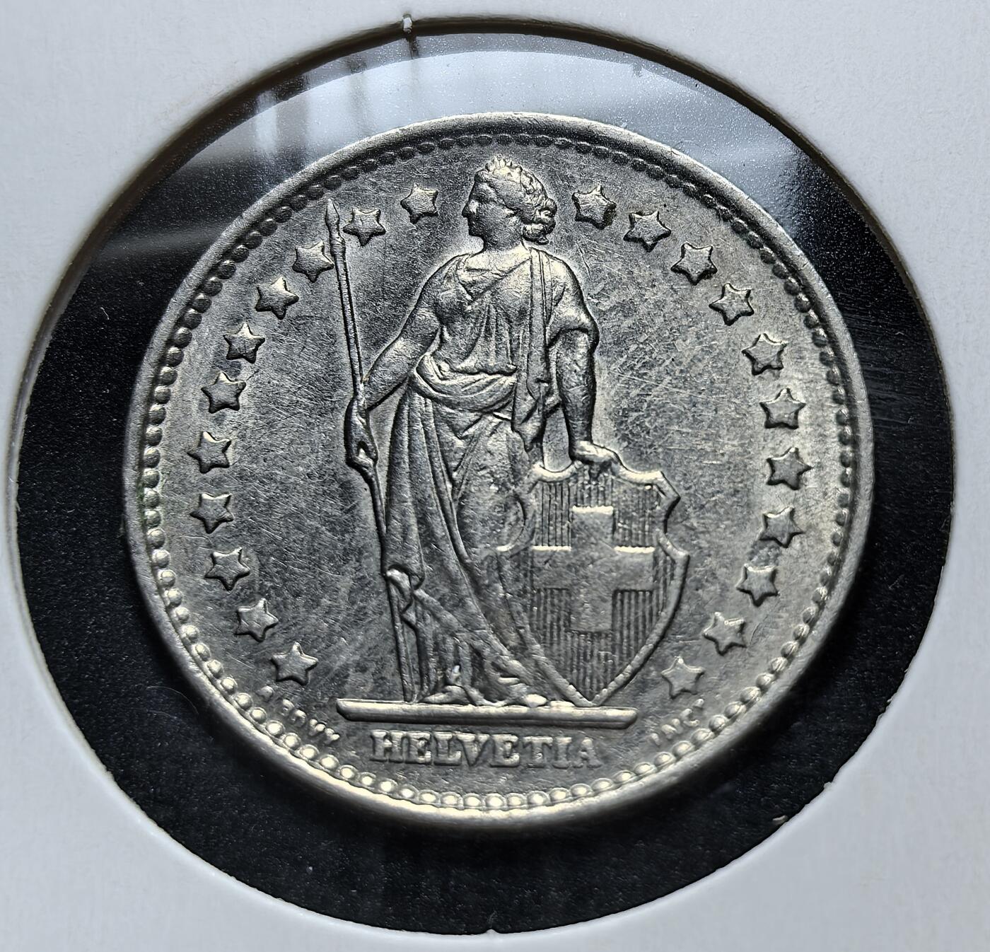 外国优质老铜币银币苏联纪念章，每周六晚九点倒数截拍，满百包邮可寄存，持续收拍 瑞士联邦1968年1 法郎流通币，设计源自 19 世纪，正面海尔维蒂亚女神为瑞士国家象征，背面花环象征和平与繁荣，延续百年经典版式，是瑞士货币文化的缩影。