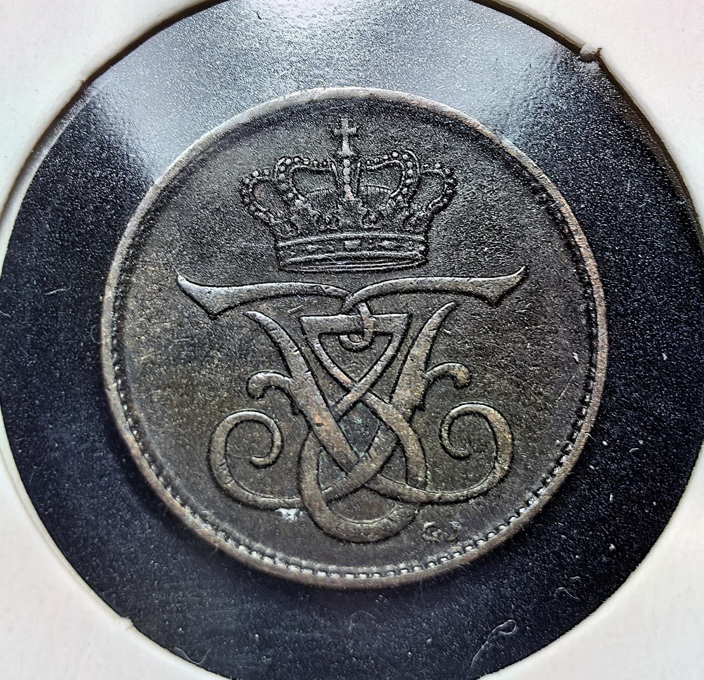 外国优质老铜币银币苏联纪念章，每周六晚九点倒数截拍，满百包邮可寄存，持续收拍 丹麦1909年1欧尔铜币，发行于弗雷德里克八世统治时期（1906-1912），正面为国王花押与王冠，背面标注面值与年份，材质为青铜，是当时丹麦日常流通的小额辅币。