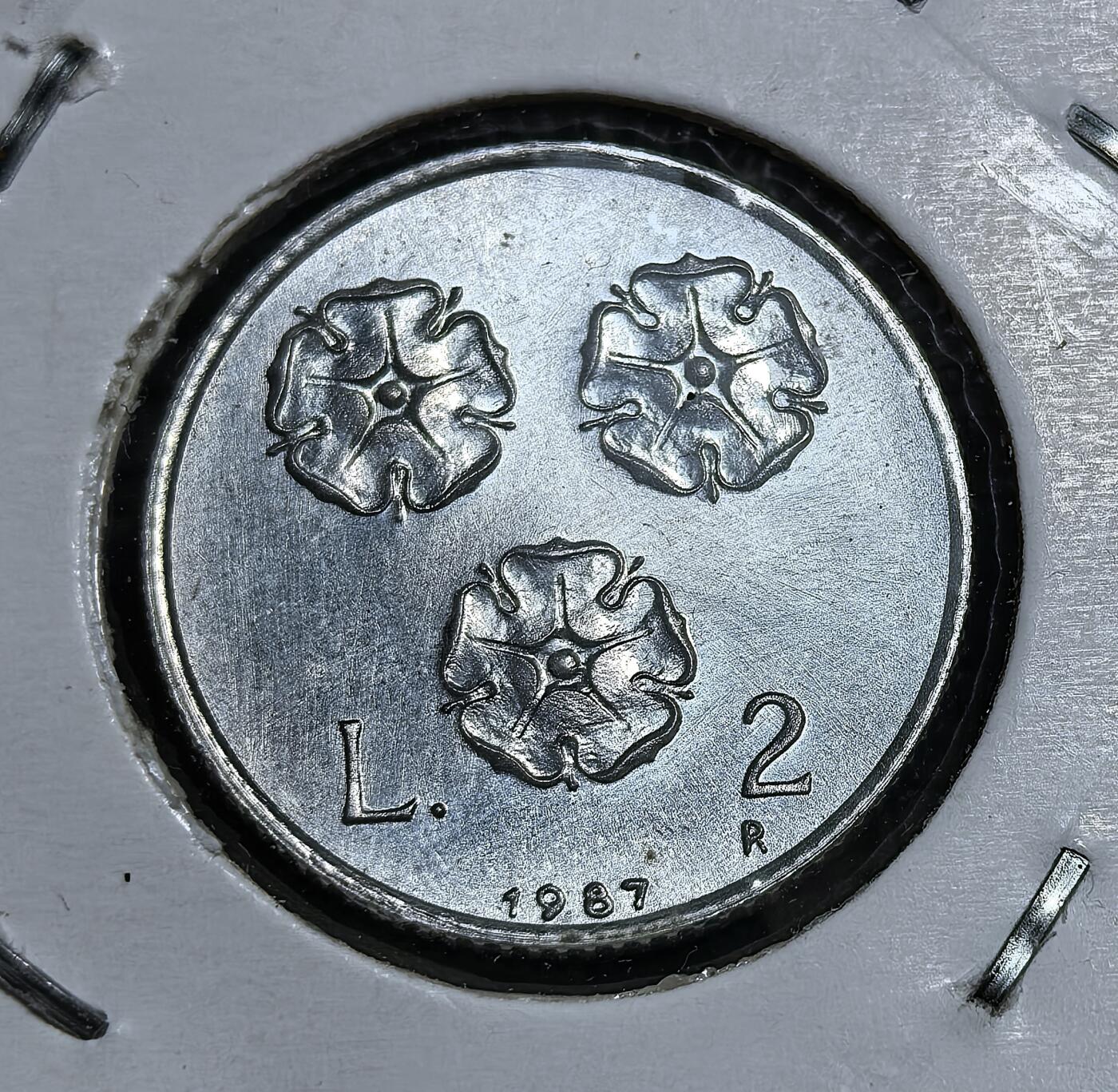 外国优质老铜币银币苏联纪念章，每周六晚九点倒数截拍，满百包邮可寄存，持续收拍 圣马力诺1987年2 里拉，属于圣马力诺里拉体系（1864-2002），2002 年后被欧元取代。此币为恢复铸币 15 周年纪念款，正面国徽、背面三朵花，是微型国独立货币文化的典型载体。