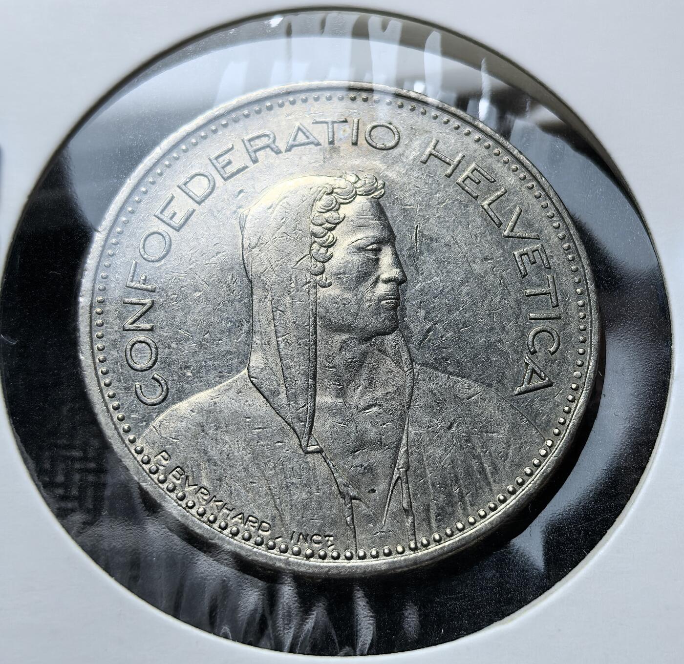 外国优质老铜币银币苏联纪念章，每周六晚九点倒数截拍，满百包邮可寄存，持续收拍 瑞士1994年版5法郎，正面刻拉丁国名 “CONFOEDERATIO HELVETICA” 与民族英雄威廉・泰尔像，象征反抗压迫的自由精神；背面为瑞士国徽与雪绒花等国花，由伯尔尼造币厂铸造，是瑞士联邦精神的具象载体。