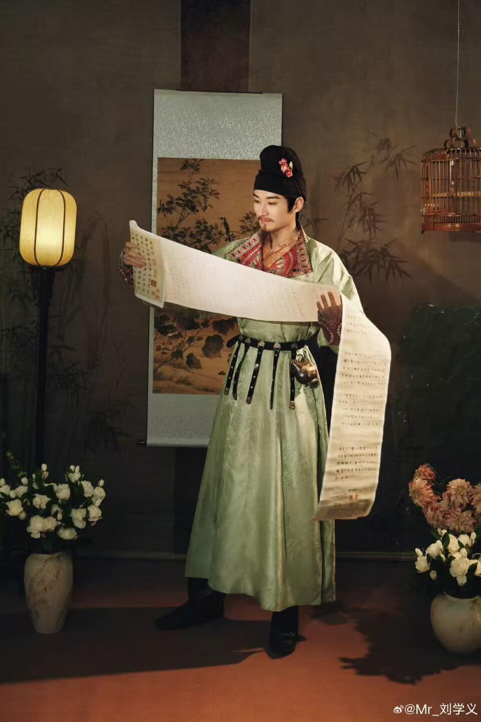 零元拍：雪映丹红，诗魂永铸。2026马年春晚《贺花神》冬月山茶花神刘学义亲签山茶春帖。