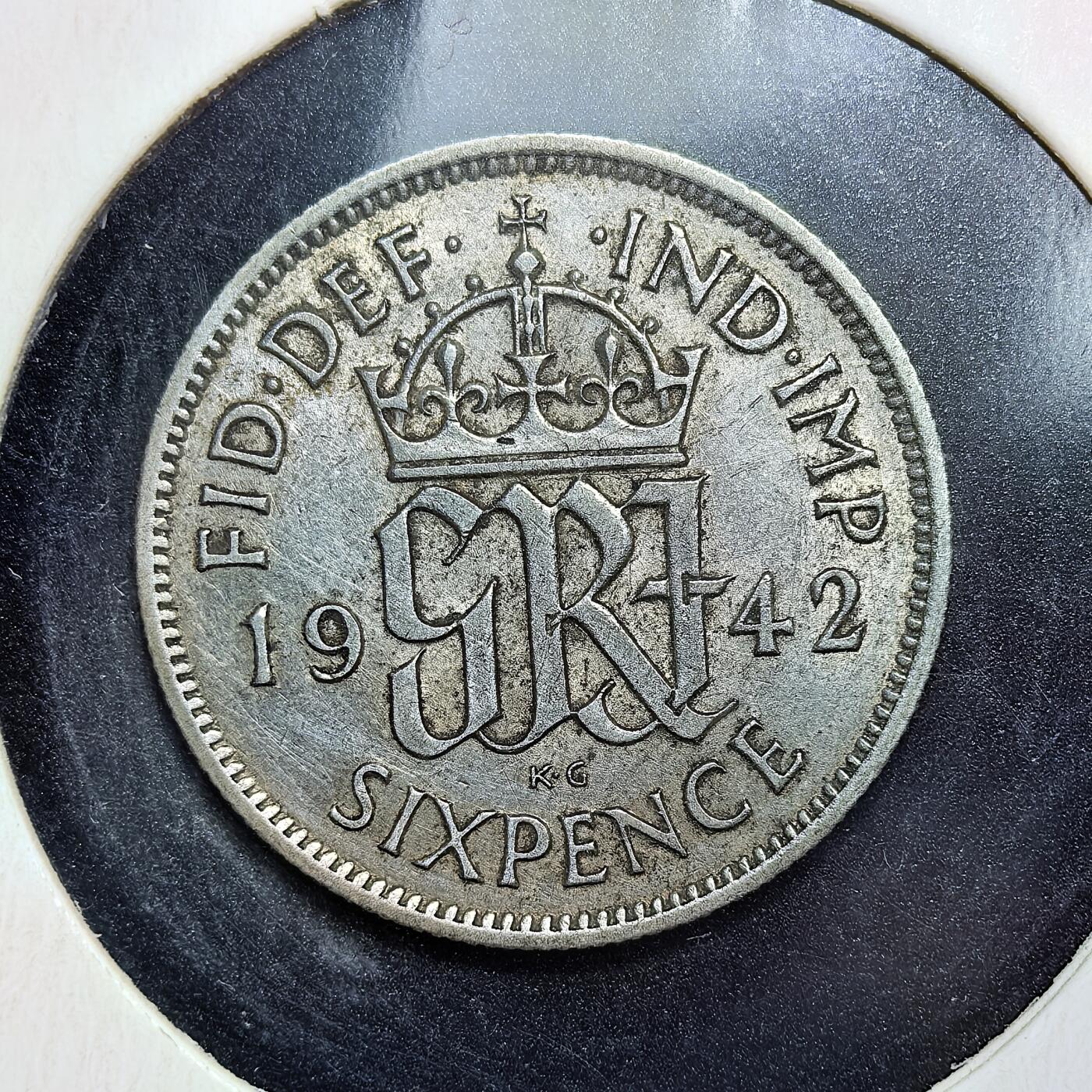 外国优质老铜币银币苏联纪念章，每周六晚九点倒数截拍，满百包邮可寄存，持续收拍 英国乔治六世1942年6便士银币2.8克500银纯银价30元，二战时期由英国皇家造币厂铸造。币面刻有国王头衔与皇家花押，是战时英国流通货币，也是 1947 年英国停用银币前的经典品种，见证了战时经济与货币史。