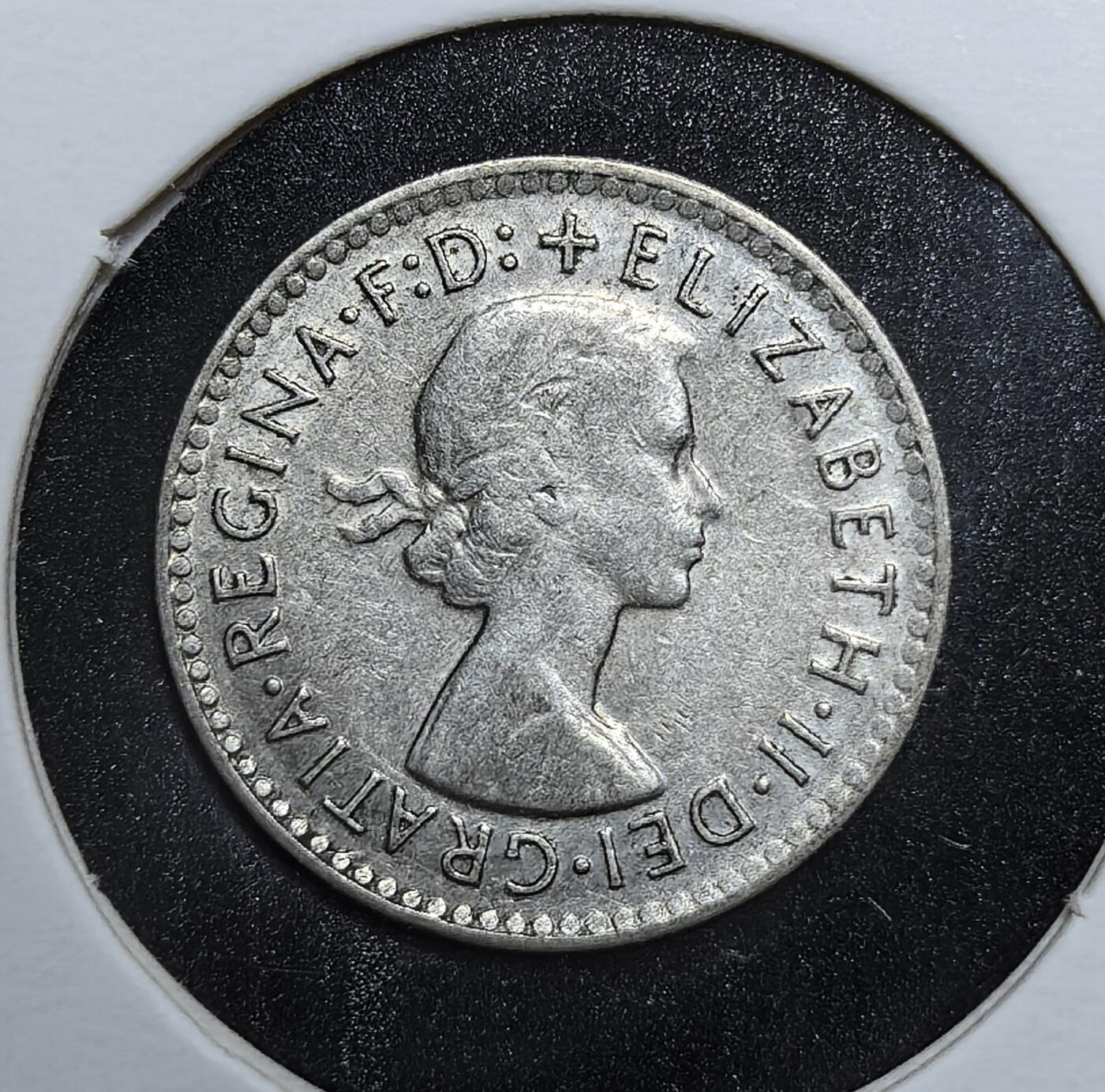 外国优质老铜币银币苏联纪念章，每周六晚九点倒数截拍，满百包邮可寄存，持续收拍 澳大利亚1956年3便士银币，属十进制改革前的英制货币，由墨尔本造币厂铸造。正面为伊丽莎白二世青年像（1955 版恢复 F・D 铭文），背面麦穗纹章象征澳洲农业，是该版别中的经典流通币。