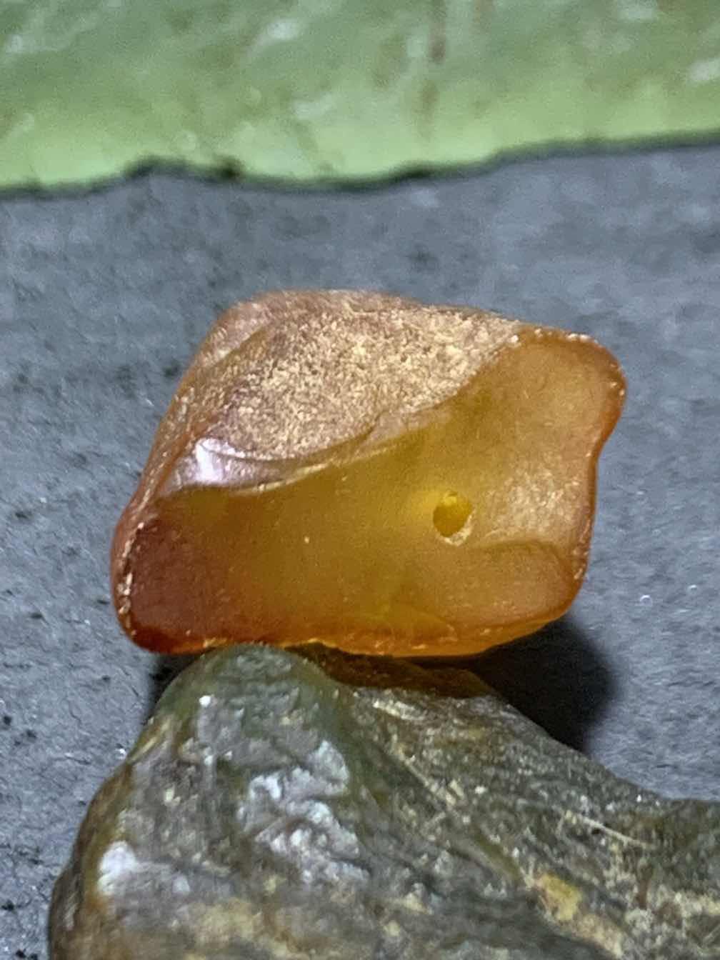 精美天然乌克兰蜜蜡随形原石珠子一颗