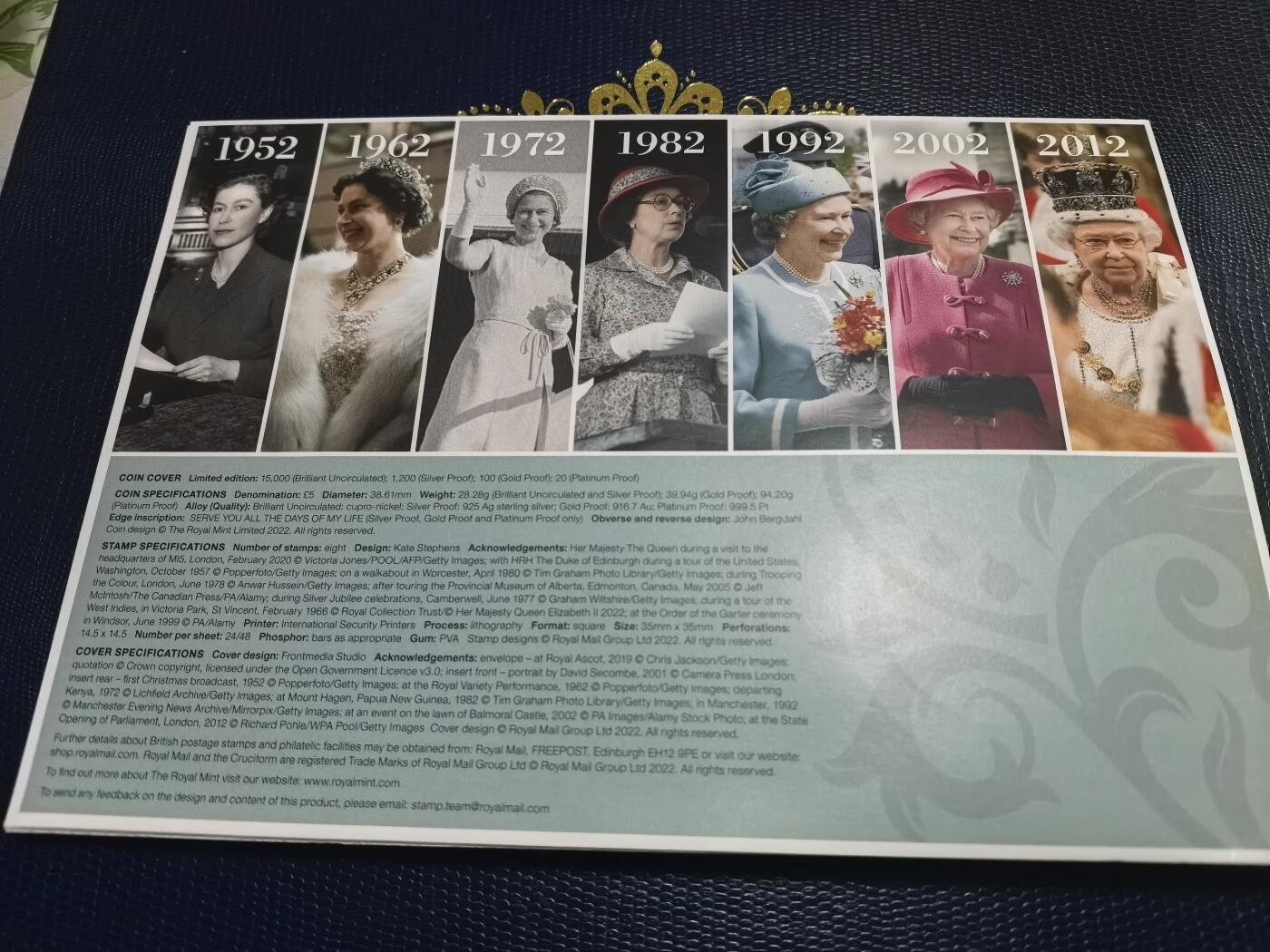 长老汇马年精选第七场拍卖 2022英国女王在位70周年邮币封首日封，含1枚5英镑同主题精制银币，28.28克925银，1200套，经典大窗帘骑马图，带皇家邮政原信套