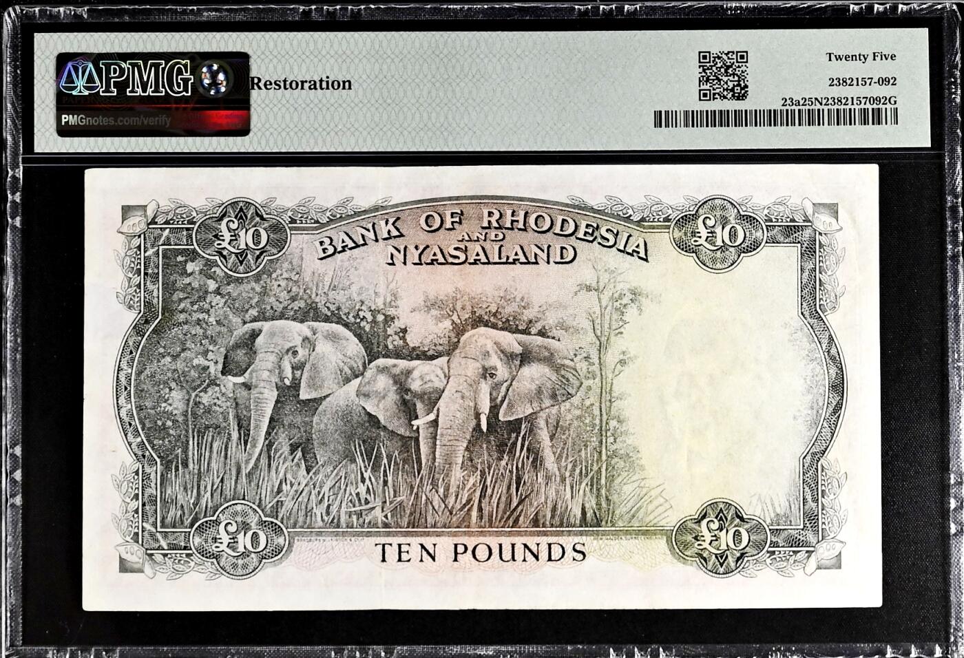  【Blue Auction】世界纸币精拍第791期——18级TOP拍卖/信誉/品质/专业/高效💫 【Z/1冠66尾无47 珍品】罗德西亚和尼亚萨兰 1957年10镑 大冠女王 该套最高值 BWC雕刻 此钞堪称英联邦钞票中最具名气的一款，其高昂面额、珍罕程度及华美设计造就了非凡魅力。从最微小的正面狮子细节到背面的大幅象群雕刻，都可一窥充满非洲特色的巧思和构图。该张没有全新存世，任何品相都非常珍罕，本张状态佳不影响欣赏性价比极高，凑套常缺此张，机会难得（8年前一张非常烂的同分都拍了4800美金）
