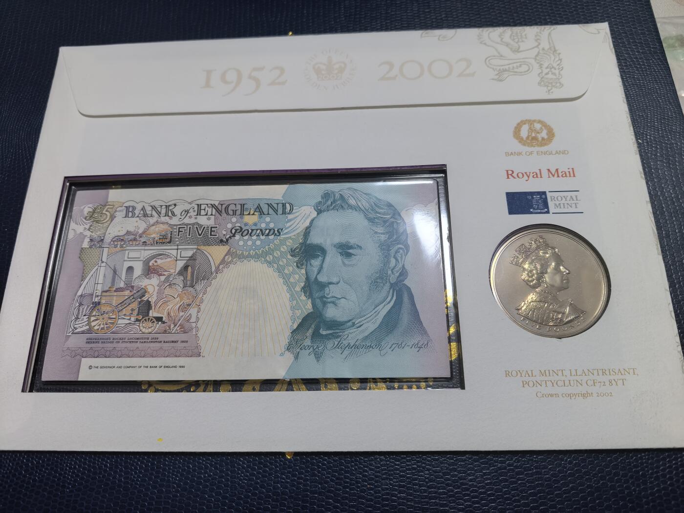 长老汇马年精选第七场拍卖 2002英国女王在位50周年5英镑纸币+5英镑铜镍币套装，冠号QE（女王专属）串号千位