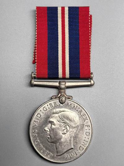 小驴勋章奖章收藏3月7日周六晚六点拍卖（珍爱和平，收藏战争，铭记历史，勿忘国耻，忠党爱国。有偿代拍，送拍规则在简介最后，参拍须阅读规则后再参拍，关系到运费包装发货时效真假辨别等关键信息，拍卖时不再发原图，看大图店主微信码在拍卖店铺介绍里） - 二战皇家空军上尉套：皇家空军 I・W・J・罗伯逊 空军上尉的二战奖章