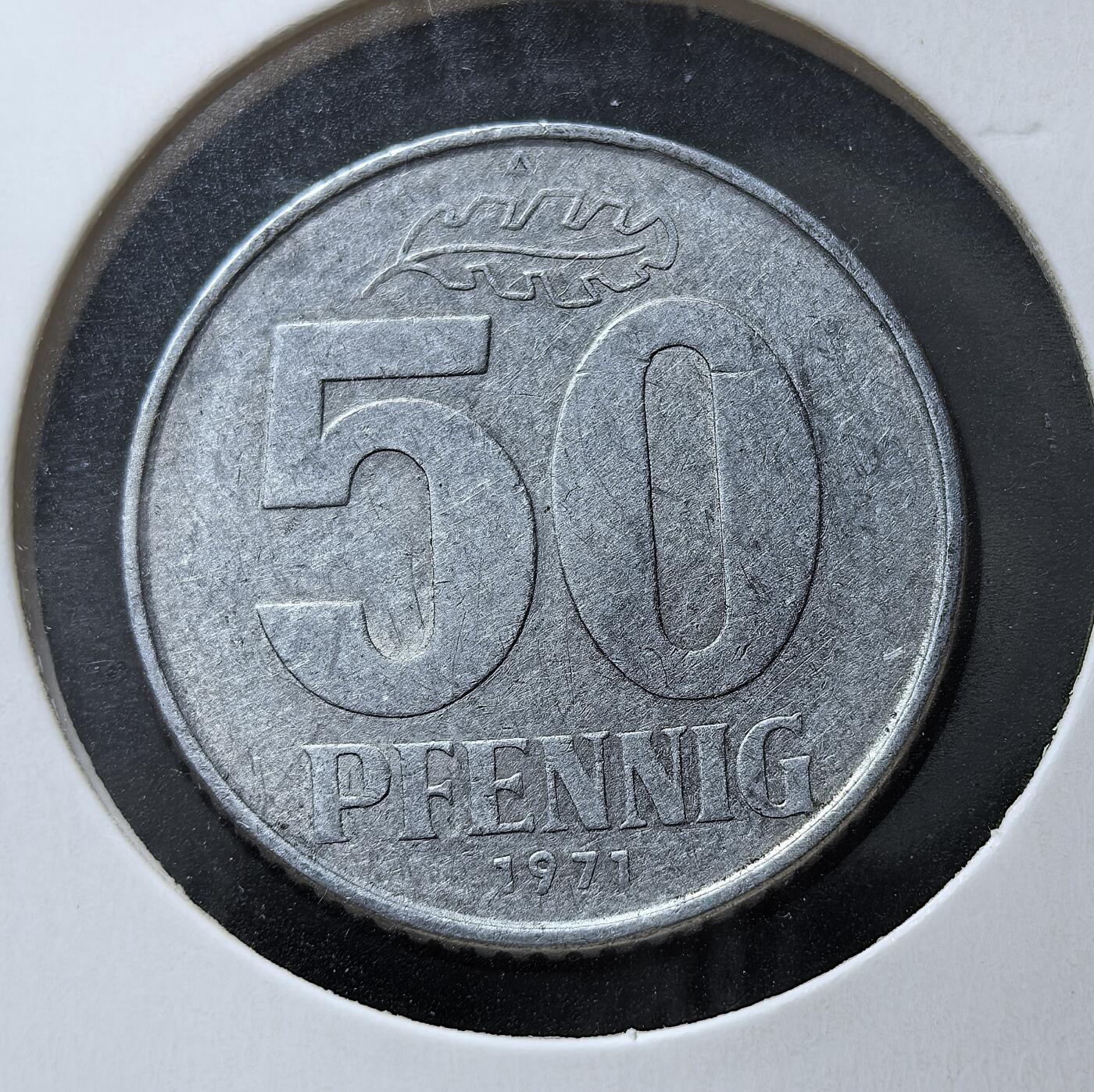 外国优质老铜币银币苏联纪念章，每周六晚九点倒数截拍，满百包邮可寄存，持续收拍 德意志民主共和国1971年50芬尼A版，正面为橡树叶与面值，背面是东德国徽（锤子、圆规与麦穗）。它诞生于冷战时期，是东德马克体系的组成部分，1990 年两德统一后随东德马克退出流通，见证了德国分裂与统一的历史。