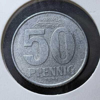 外国优质老铜币银币苏联纪念章，每周六晚九点倒数截拍，满百包邮可寄存，持续收拍 - 德意志民主共和国1971年50芬尼A版，正面为橡树叶与面值，背面是东德国徽（锤子、圆规与麦穗）。它诞生于冷战时期，是东德马克体系的组成部分，1990 年两德统一后随东德马克退出流通，见证了德国分裂与统一的历史。