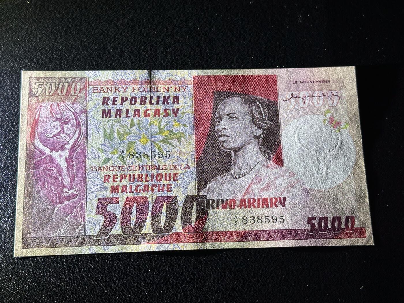 《外钞收藏家》第六百一十五期（畅拍场）（长期征集拍品、欢迎藏友们联系合作） 1974年马达加斯加5000法郎 全新 但边角轻微不绝