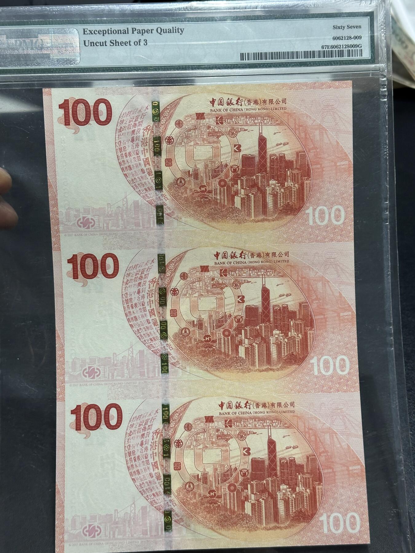 《外钞收藏家》第六百一十五期（畅拍场）（长期征集拍品、欢迎藏友们联系合作） 2017年香港中国银行 在港服务100周年纪念钞 PMG66 三连体 无47 豹子号666