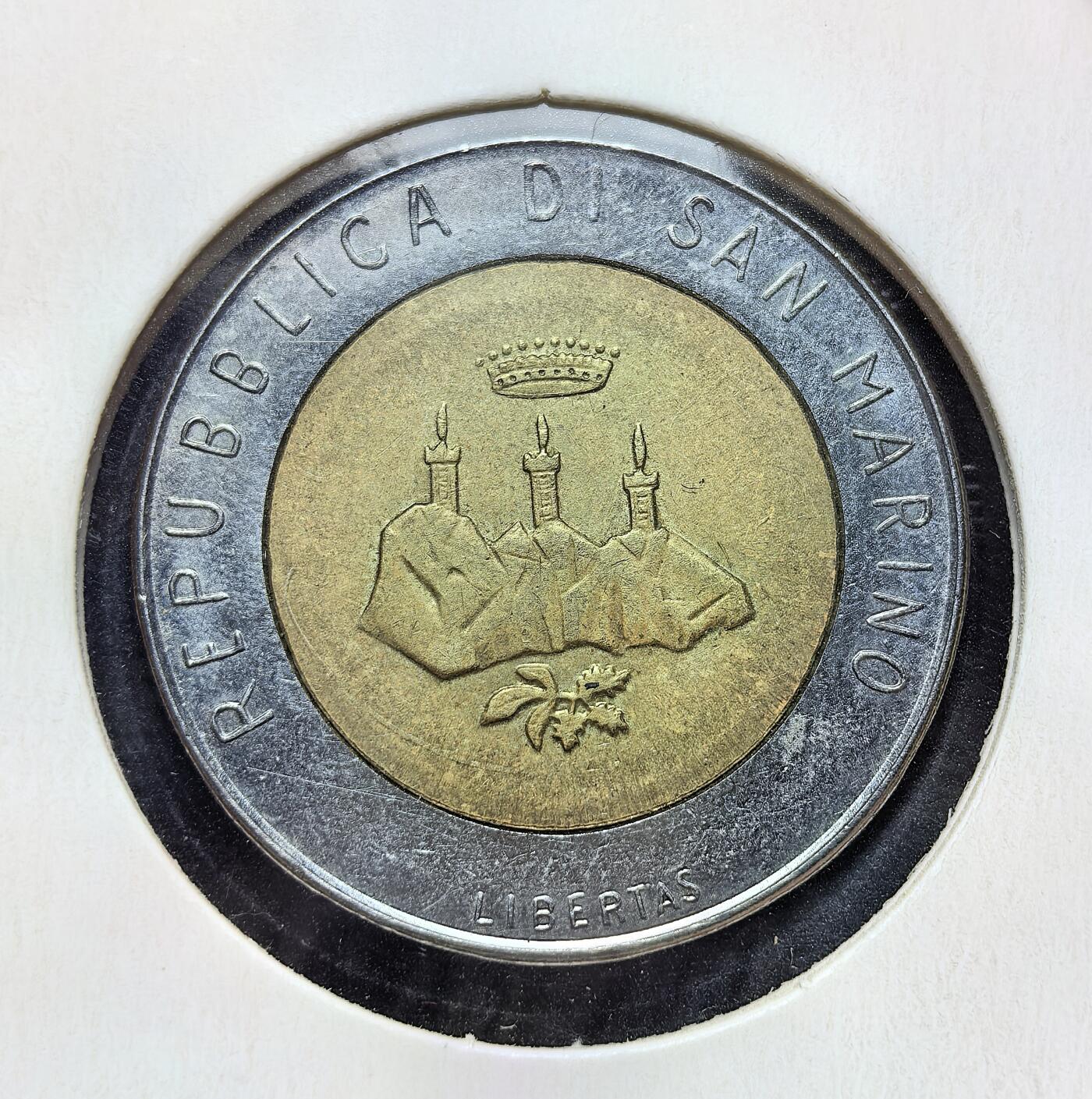 外国优质老铜币银币苏联纪念章，每周六晚九点倒数截拍，满百包邮可寄存，持续收拍 圣马力诺 1986 年发行的 500 里拉双金属流通纪念币，属 “技术革命” 系列，主题为 “人与机器”。正面为三塔国徽与 “自由” 铭，背面刻操作电脑的人物，由罗马造币厂铸造，2002 年随欧元启用停止流通。