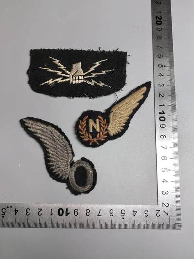 小驴勋章奖章收藏3月7日周六晚六点拍卖（珍爱和平，收藏战争，铭记历史，勿忘国耻，忠党爱国。有偿代拍，送拍规则在简介最后，参拍须阅读规则后再参拍，关系到运费包装发货时效真假辨别等关键信息，拍卖时不再发原图，看大图店主微信码在拍卖店铺介绍里） - 二战皇家空军上尉套：皇家空军 I・W・J・罗伯逊 空军上尉的布质徽章