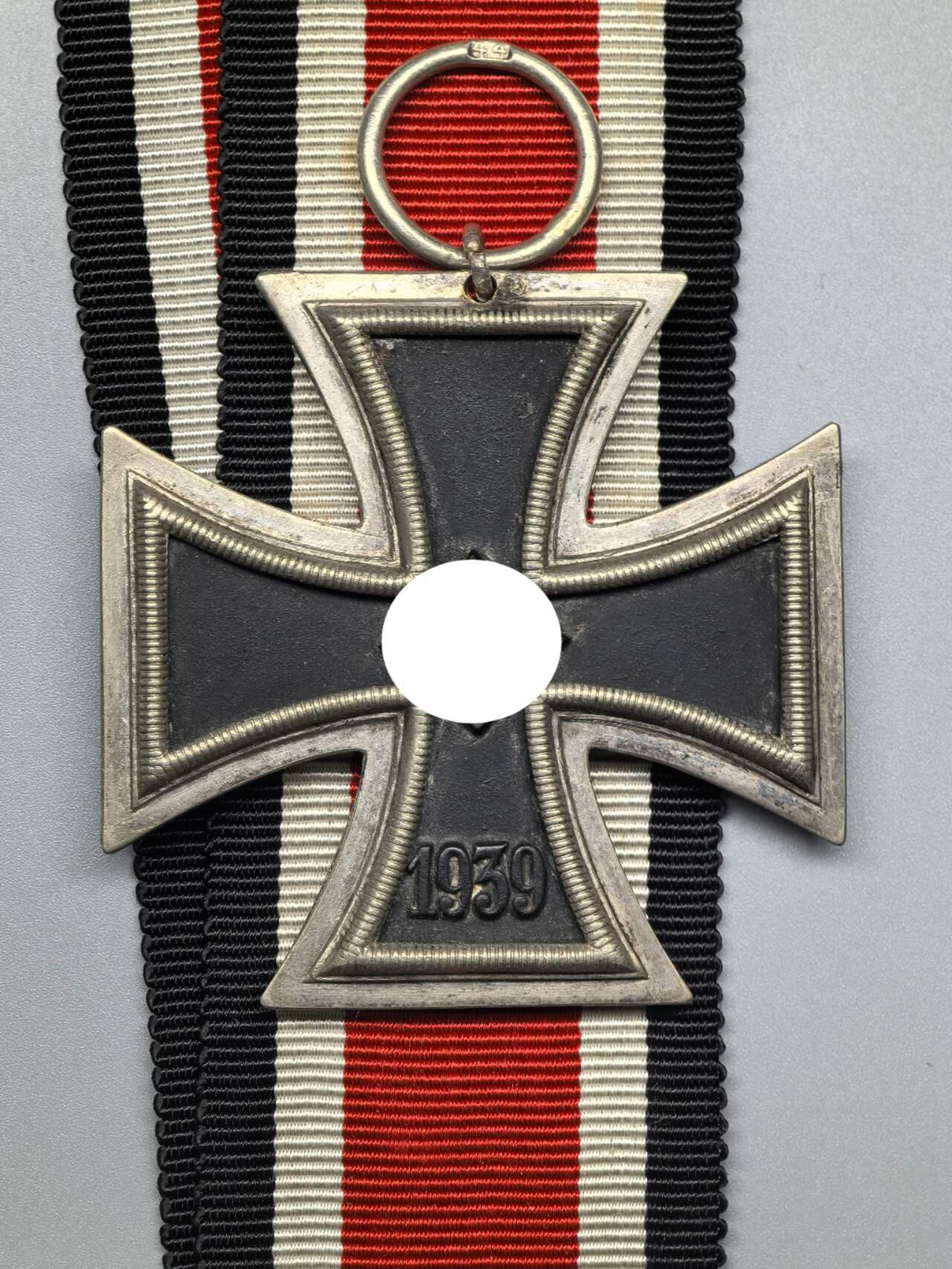 小驴勋章奖章收藏3月7日周六晚六点拍卖（珍爱和平，收藏战争，铭记历史，勿忘国耻，忠党爱国。有偿代拍，送拍规则在简介最后，参拍须阅读规则后再参拍，关系到运费包装发货时效真假辨别等关键信息，拍卖时不再发原图，看大图店主微信码在拍卖店铺介绍里） 得三EKII，环打44厂标，铁质核心黑漆小环后修，送个现代黑盒