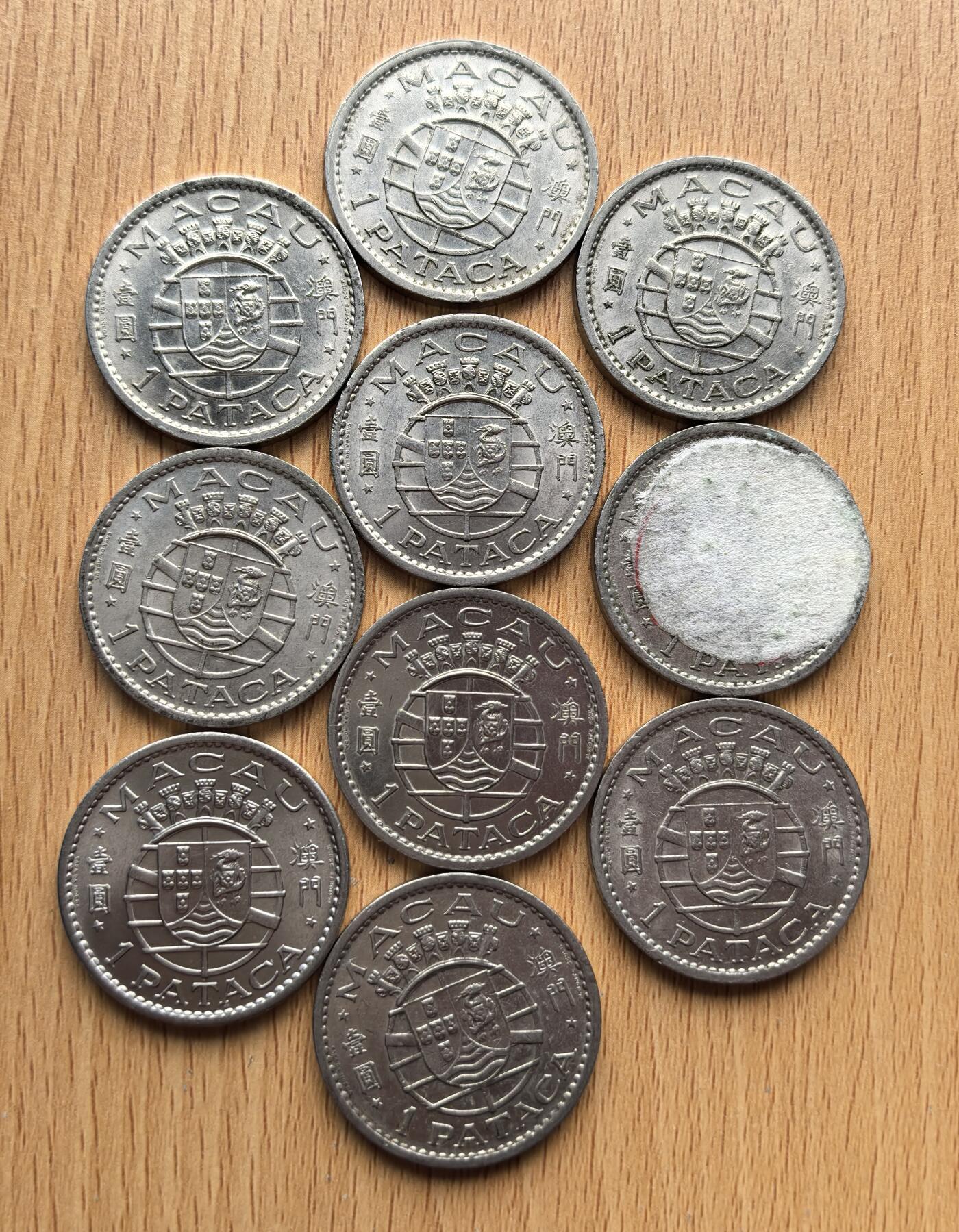 外国优质老铜币银币苏联纪念章，每周六晚九点倒数截拍，满百包邮可寄存，持续收拍 葡属澳门1968 年壹圆10枚，由葡萄牙铸造，正面为葡萄牙国徽，背面为澳门纹章。它是殖民时期澳门的主币，见证了澳门在葡萄牙管治下的经济与货币体系，是中葡历史交融的实物载体。