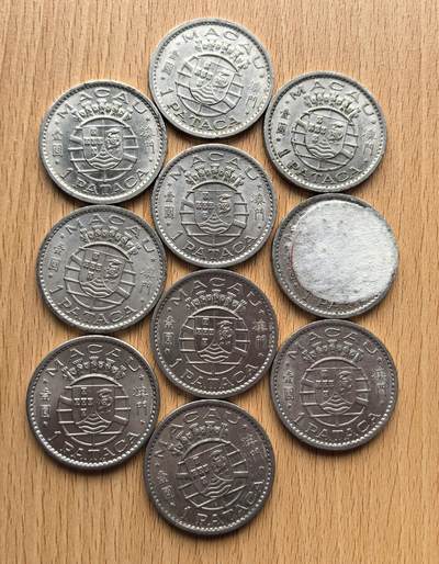 外国优质老铜币银币苏联纪念章，每周六晚九点倒数截拍，满百包邮可寄存，持续收拍 - 葡属澳门1968 年壹圆10枚，由葡萄牙铸造，正面为葡萄牙国徽，背面为澳门纹章。它是殖民时期澳门的主币，见证了澳门在葡萄牙管治下的经济与货币体系，是中葡历史交融的实物载体。