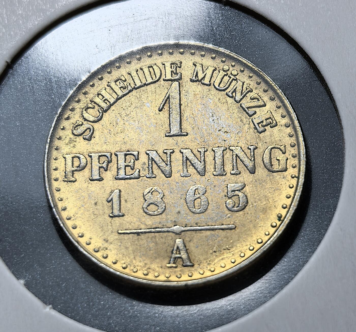 外国优质老铜币银币苏联纪念章，每周六晚九点倒数截拍，满百包邮可寄存，持续收拍 镀金版普鲁士王国1865年1芬尼A版，由柏林造币厂铸造，属威廉一世时期。币面 “460 EINEN THALER” 体现当时币制，“SCHEIDE MÜNZE” 表明其为找零辅币，见证了德意志统一前普鲁士的货币体系与政权风貌。