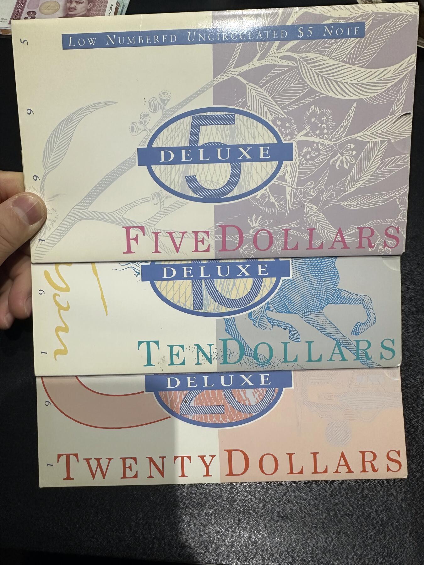 《外钞收藏家》第六百一十五期（畅拍场）（长期征集拍品、欢迎藏友们联系合作） 1995年澳大利亚5、10、20元 三张一起 AA冠 全同号 千位号 带原装册子